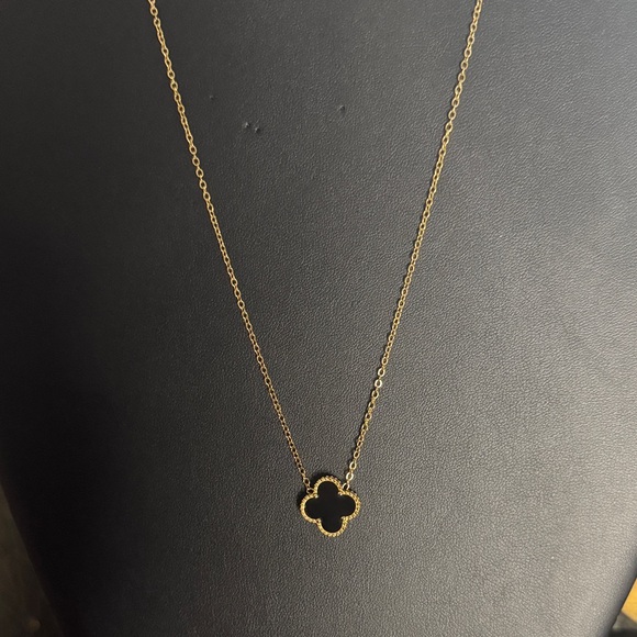 Jewelry - Gold Clover Pendant Necklace